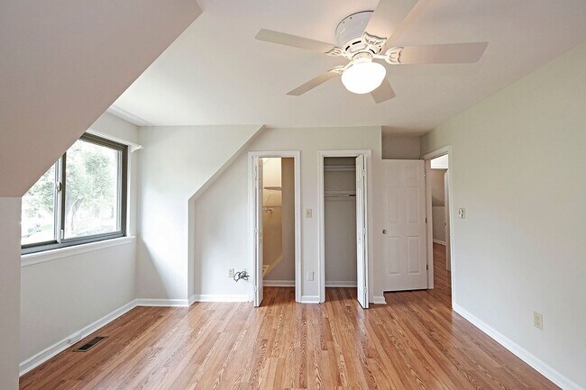 Building Photo - 1011 Highlands Dr