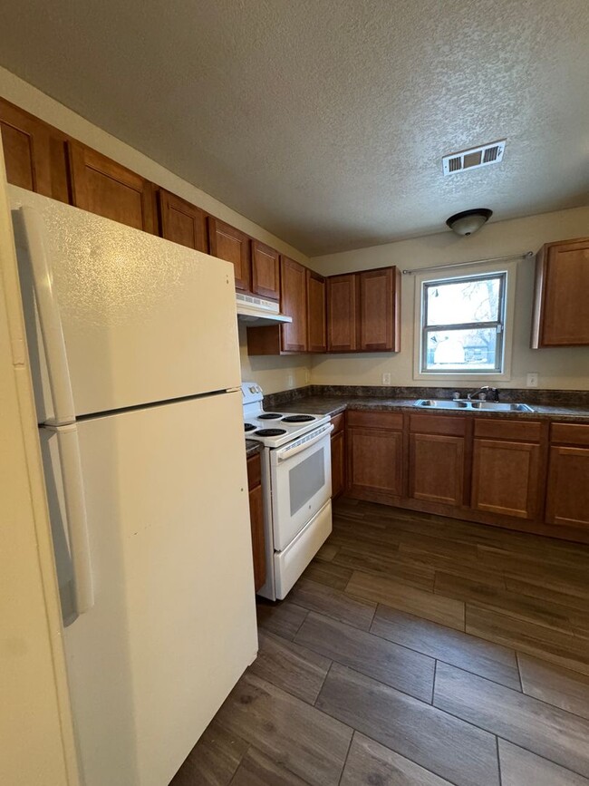 Building Photo - 2 Bed / 1 Bath apartment available now in ...