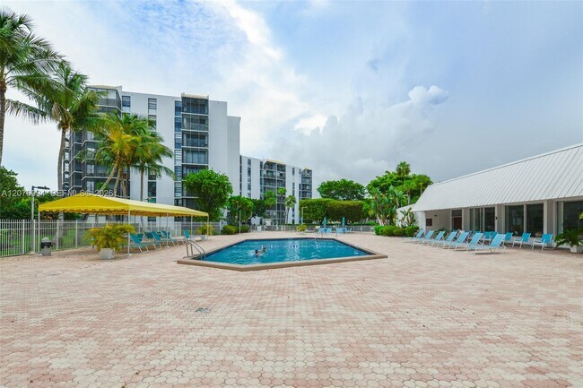 Building Photo - 20500 W Country Club Dr