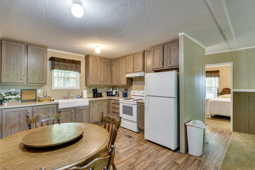 Building Photo - 499 Woods Ln
