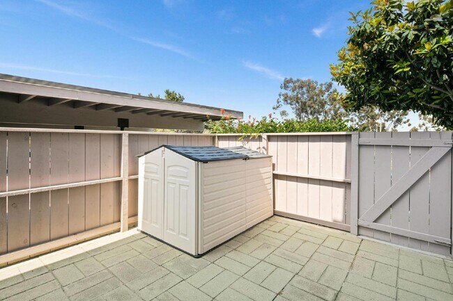 Building Photo - Stunning townhouse in La Jolla / North UTC area