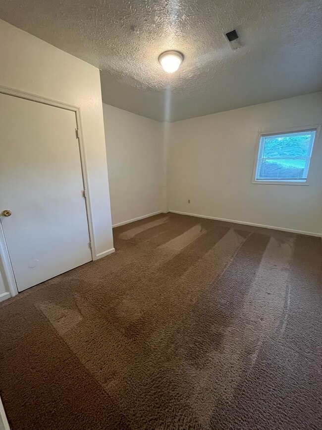 Building Photo - 4 Bedroom 2 Bath Single Family Home