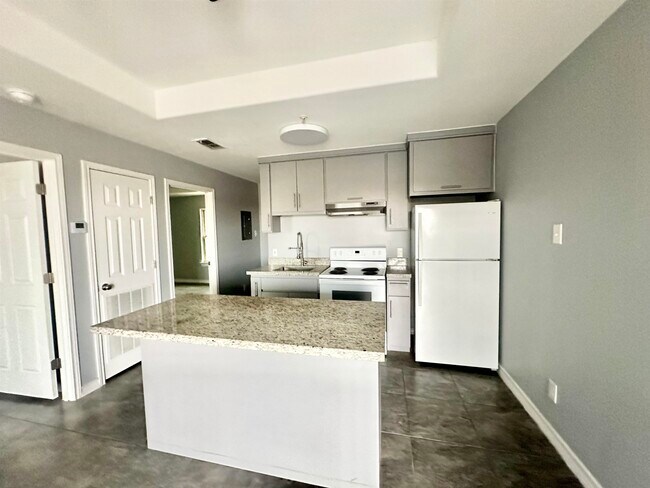 Building Photo - 2705 Mauricio St