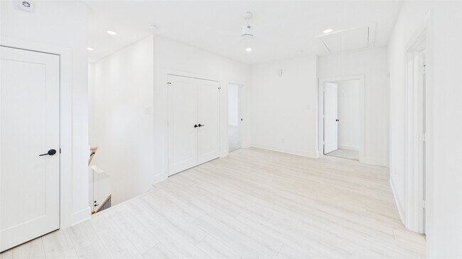 Building Photo - 9609 Valeca Dr