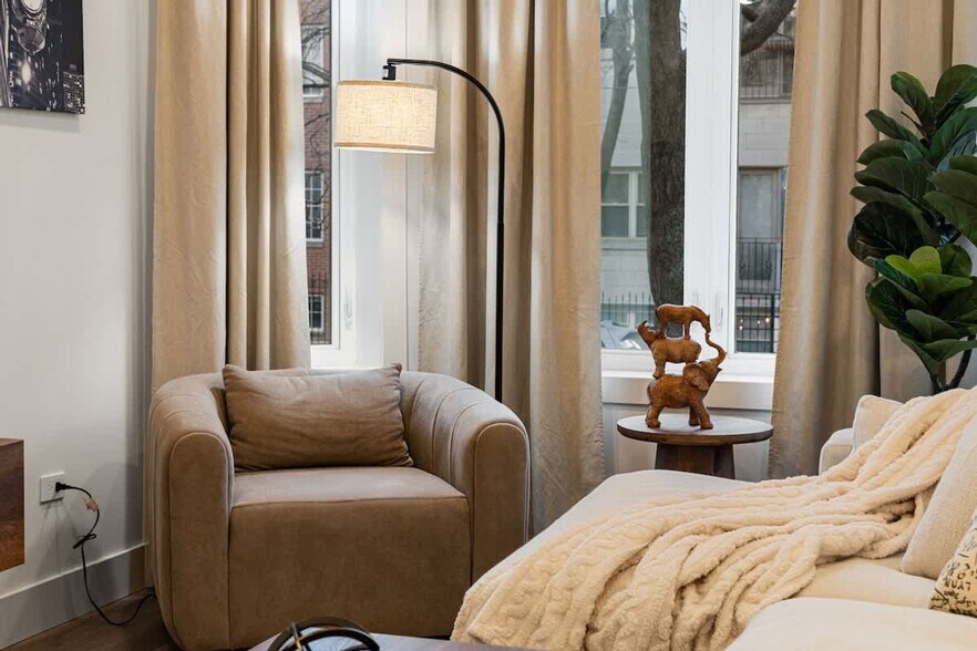 Building Photo - 1543 N Claremont Ave