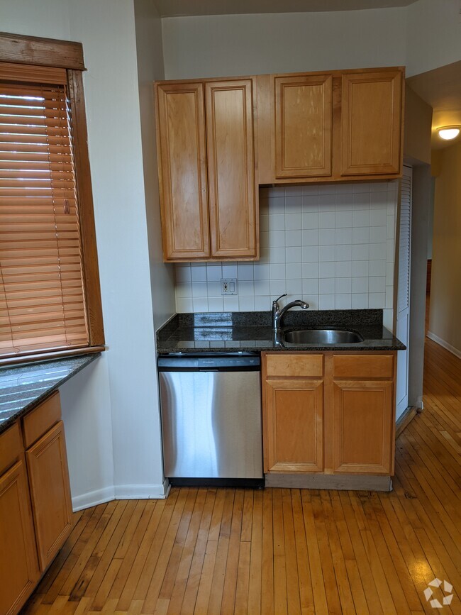 Building Photo - 3838 N Kenmore Ave