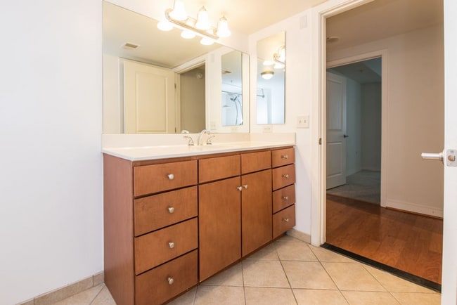 Building Photo - LARGE 1 Bedroom/1 Bathroom with Balcony in Bustling Mount Vernon Triangle!!