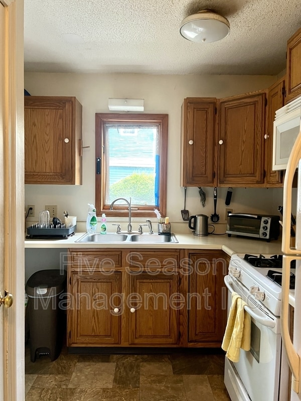Building Photo - 115 N Winooski Ave