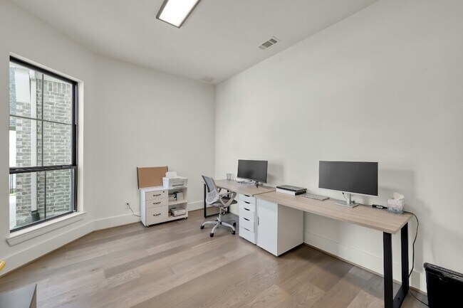 Building Photo - 212 S Empress Grn Pl