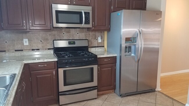 Building Photo - Kennesaw Town House