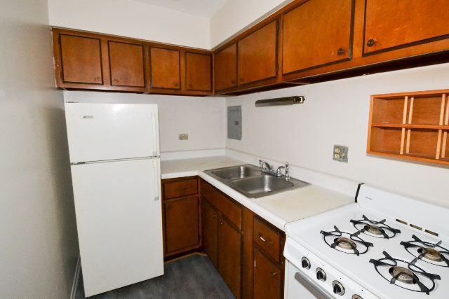 Building Photo - 675 W Wrightwood Ave