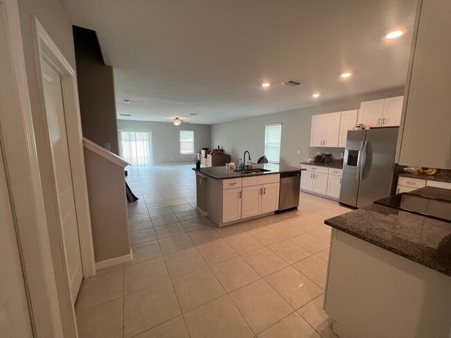 Building Photo - 352 Argyll Dr