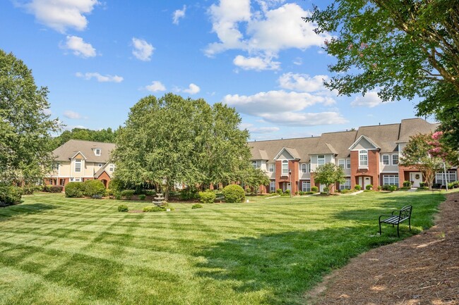 Building Photo - Davidson Townhouse