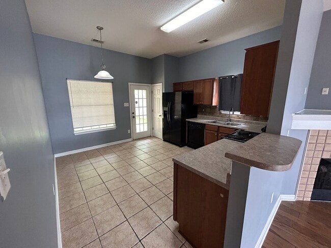 Building Photo - 3BR/2.5BA  near Shelby Farms.  No CARPET! Small pets allowed.