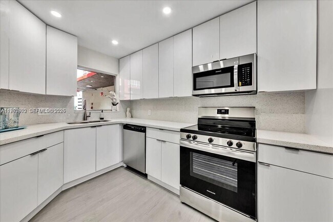 Building Photo - 1750 W 46th St