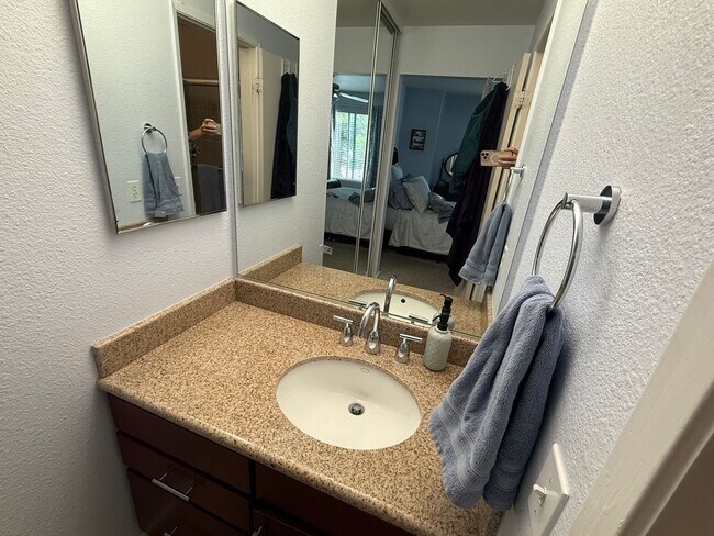 Building Photo - Hayward Condo 1 Bed/1 Bath Updated kitchen, lots of light and Bay views, dogs welcome