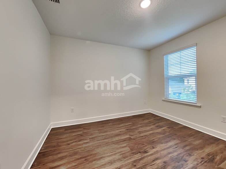 Building Photo - 1003 Tan Tara Trl