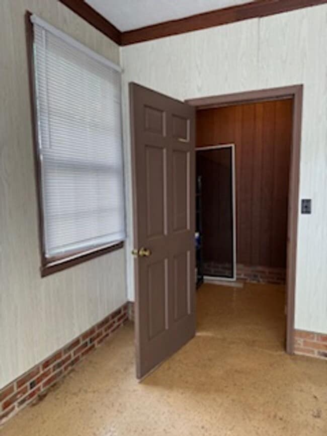 Building Photo - 4 Bedroom with fenced in yard!
