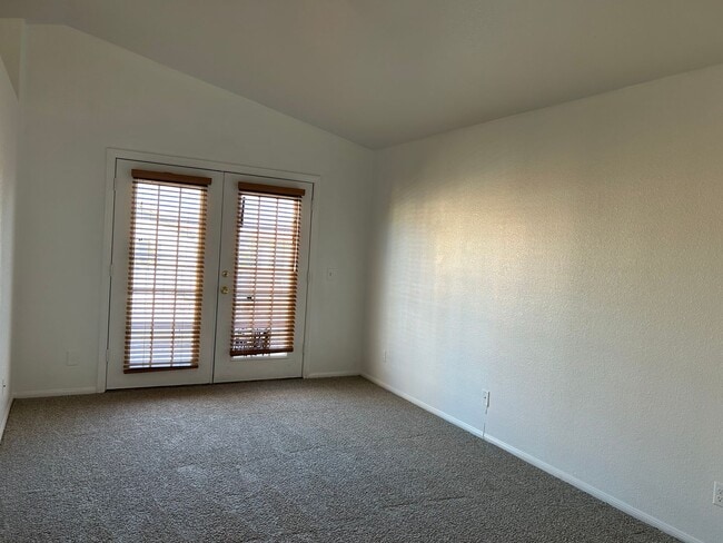 Building Photo - 4 Bedroom Pool Home