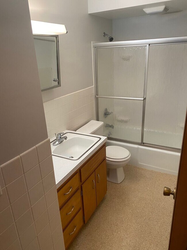 Building Photo - 2325-2327 Victoria Dr SW