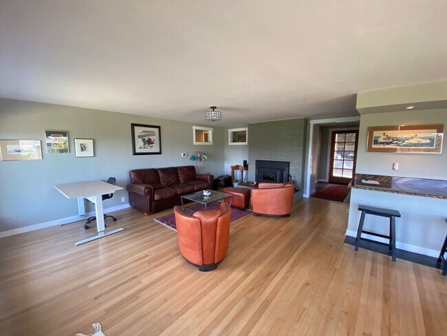Building Photo - Term Rental in Town with Harbor View