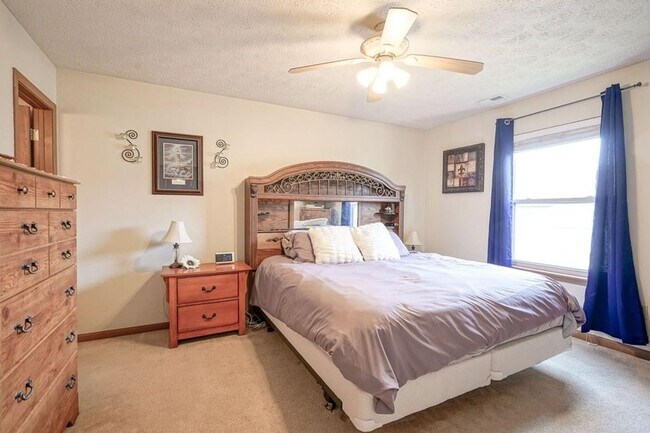 Building Photo - South side 3 Bedroom, 2 Bath Home, w/ 2 car attached garage