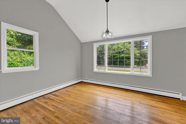 Building Photo - 260 Paradise Rd