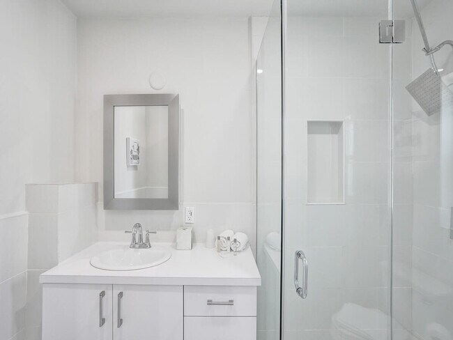 Building Photo - 906 N Riverside Dr