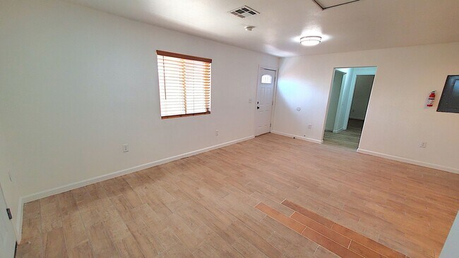 Building Photo - Just remodeled 2 bedrooms and 2 full bathrooms apartment.