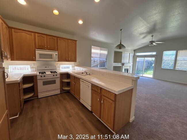 Building Photo - $400 MOVE IN BONUS! Fantastic 3 Bed, 2 Bat...