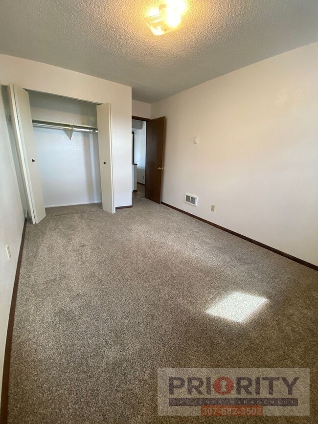 Building Photo - 3 bedroom, 2.5 bath 1,500 sqft Townhouse