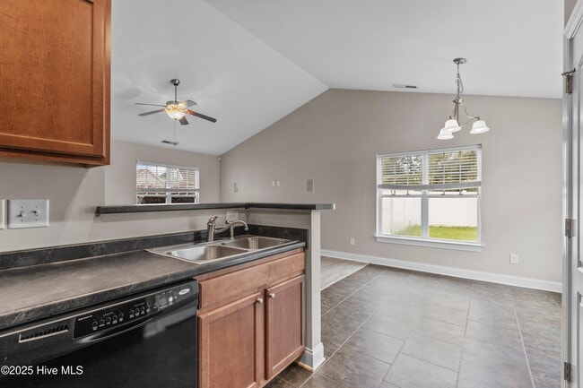 Building Photo - 2901 Beunavista Ct