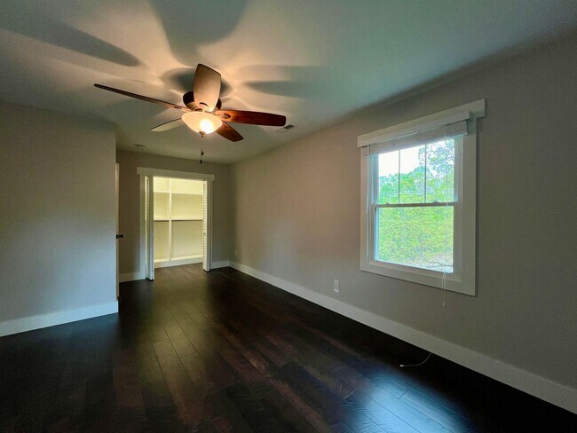 Building Photo - Beautifully Updated Home!  Fenced Yard!