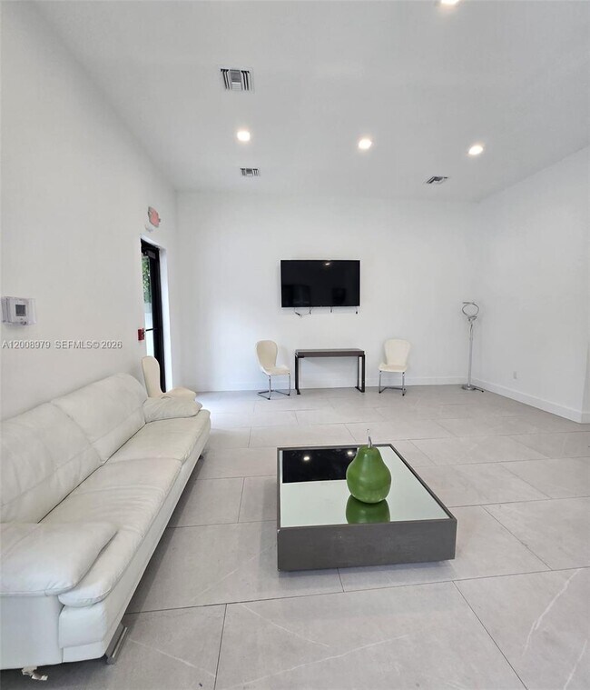 Building Photo - 5503 W Oak Wy