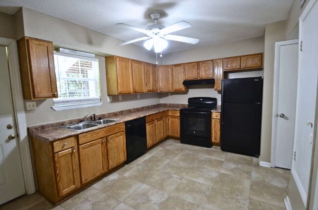 Building Photo - MOVE-IN SPECIAL: $500 OFF FIRST MONTH'S RE...