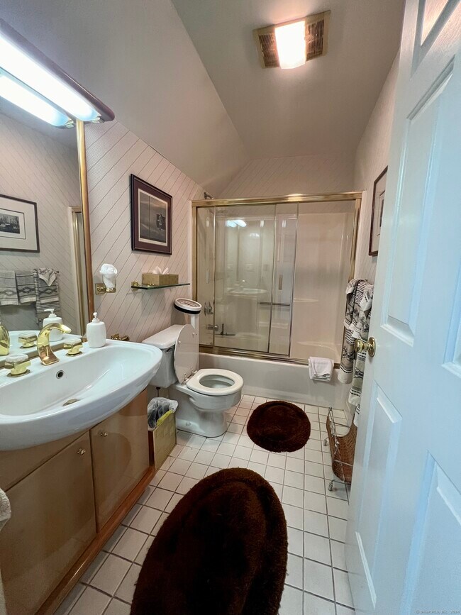 Building Photo - 131 Popes Island Rd