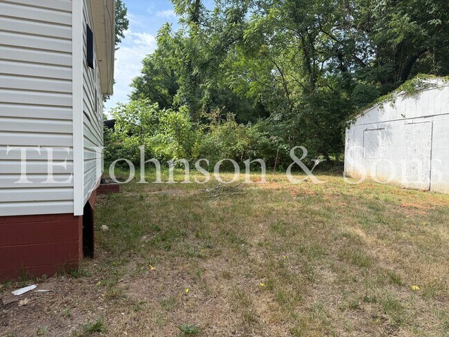 Building Photo - Charming 2 Bedroom Home with Rocking Chair Front Porch Near Downtown Winston-Salem