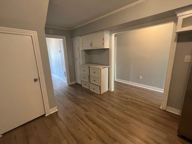 Building Photo - 3 Bedroom 1.5 Bath Apartment - Downtown Ch...