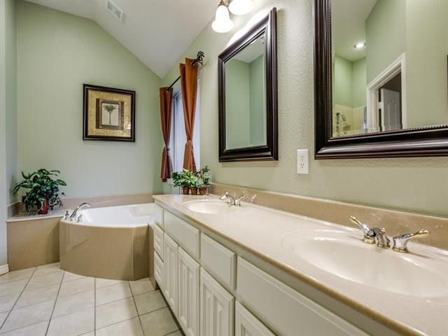 Master bathroom - 5637 Bandit Dr