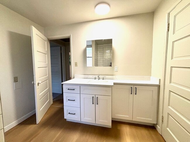 Building Photo - 2 BD / 1 BA Main level unit in 1913 Roosev...