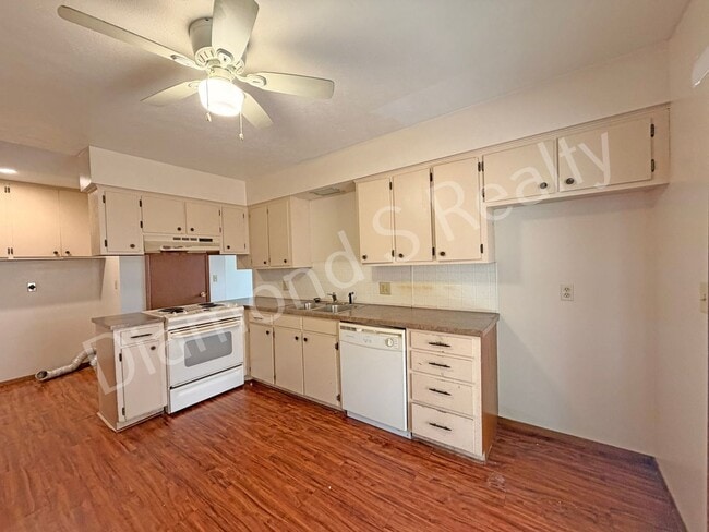 Building Photo - 2 Bedroom Duplex Available Now!  Great Location!