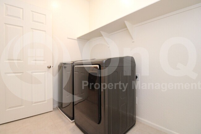 Building Photo - 5353 W Desert Hollow Dr