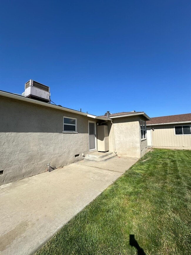 Building Photo - 3083 E Rose Ave