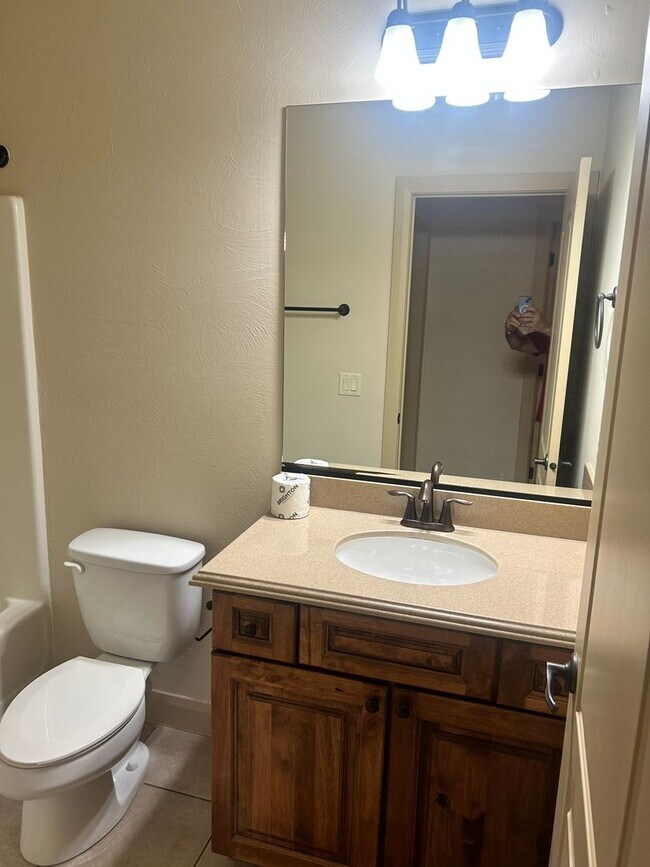 Building Photo - La Verkin Charm!