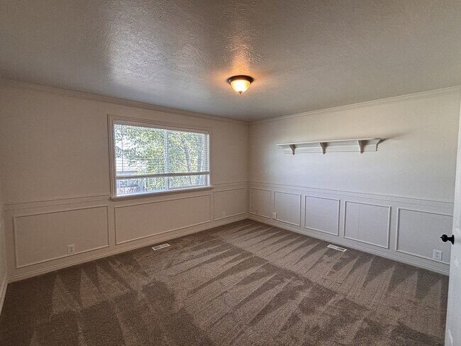 Building Photo - 627 E 700 N