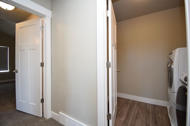 Building Photo - Charming 4 bed Sandy Home, with HOA in Fantastic Location!!!