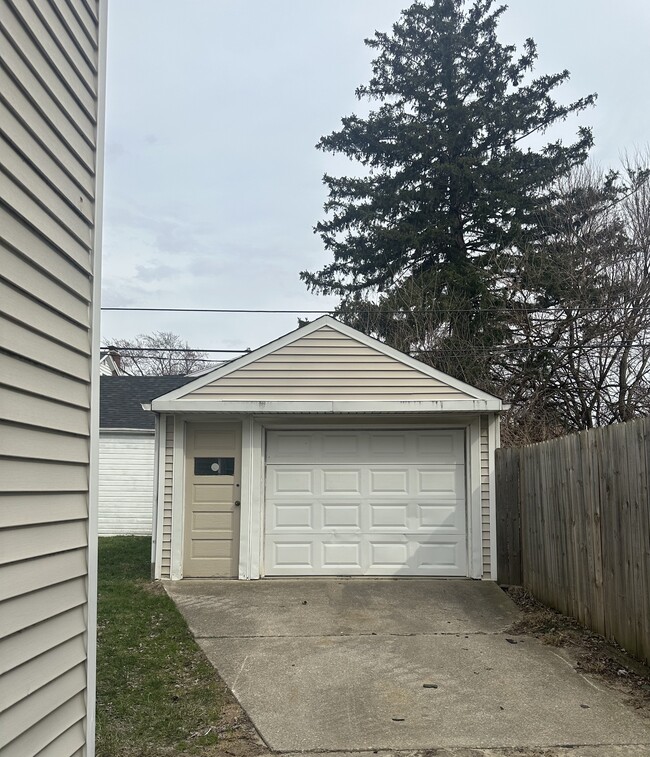 Building Photo - Three bedroom house with garage