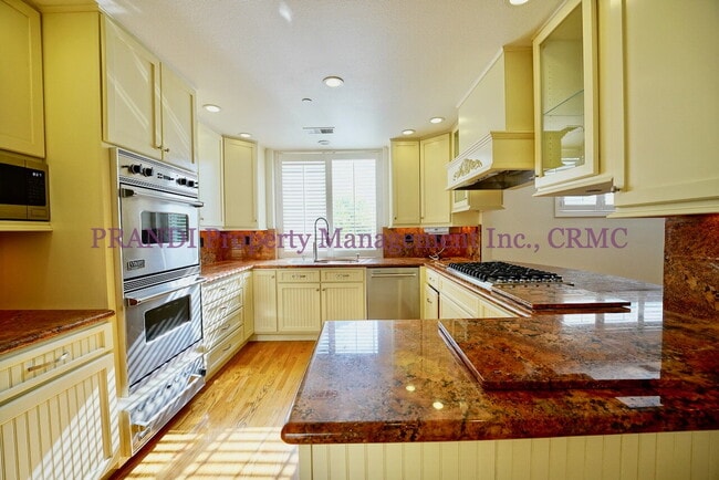 Building Photo - Country Club Home on Corner Lot, All One L...