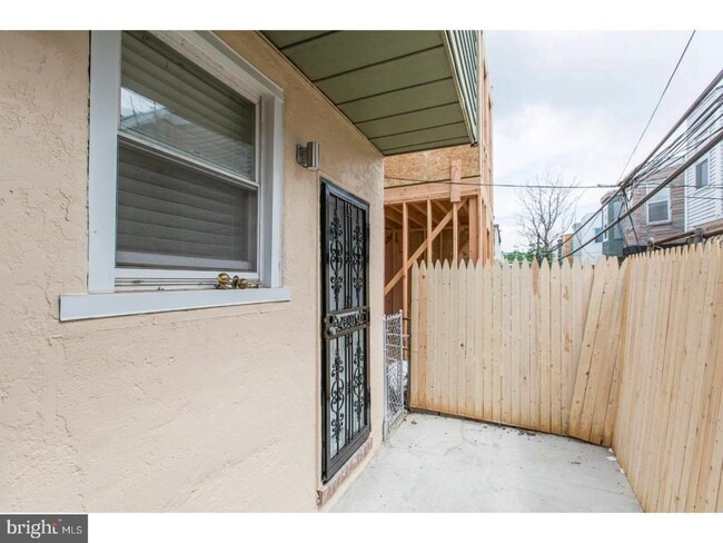 Building Photo - 1740 Sigel St