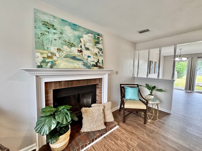Building Photo - Completely Updated & Ready NOW! New Floori...